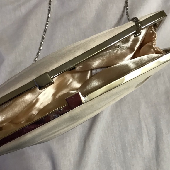 Satin ivory purse with chain - Picture 4 of 5